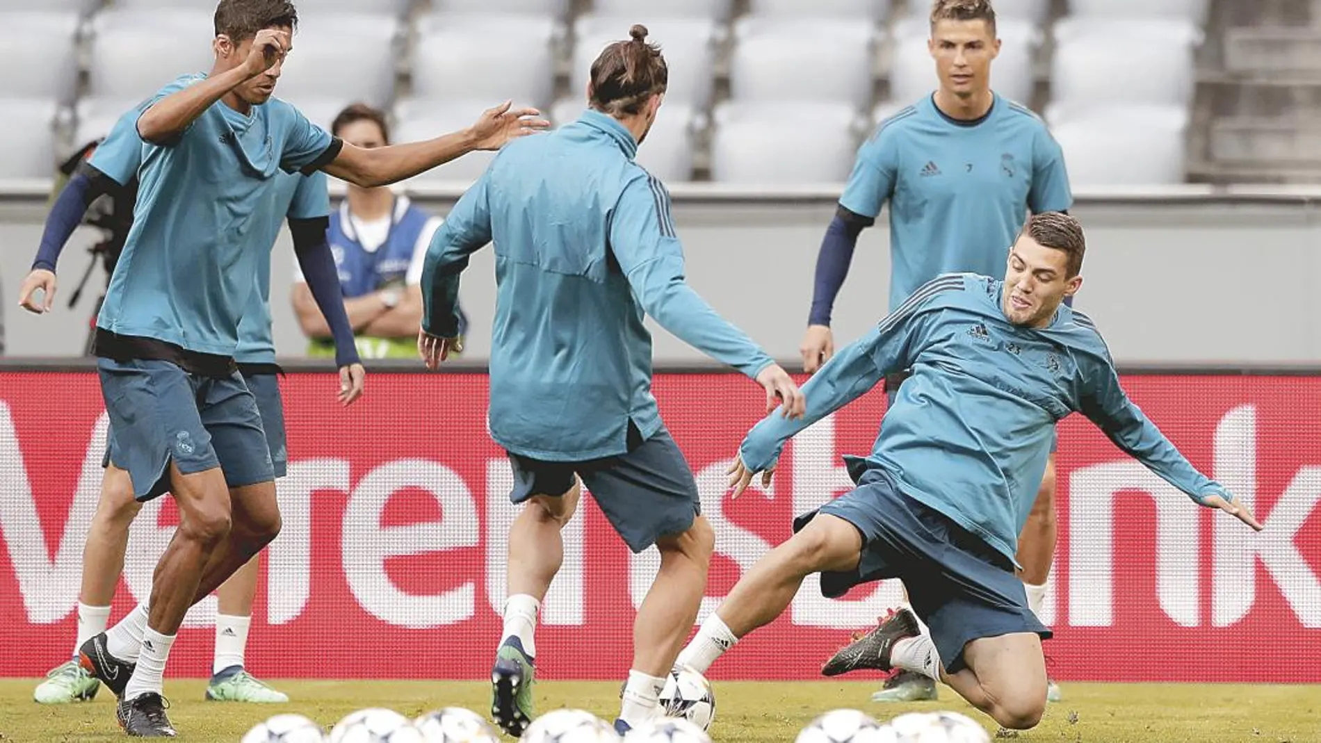 Último entrenamiento del Madrid, ayer en Alemania. Varane, Bale, Kovacic y Cristiano Ronaldo se preparan para el partido