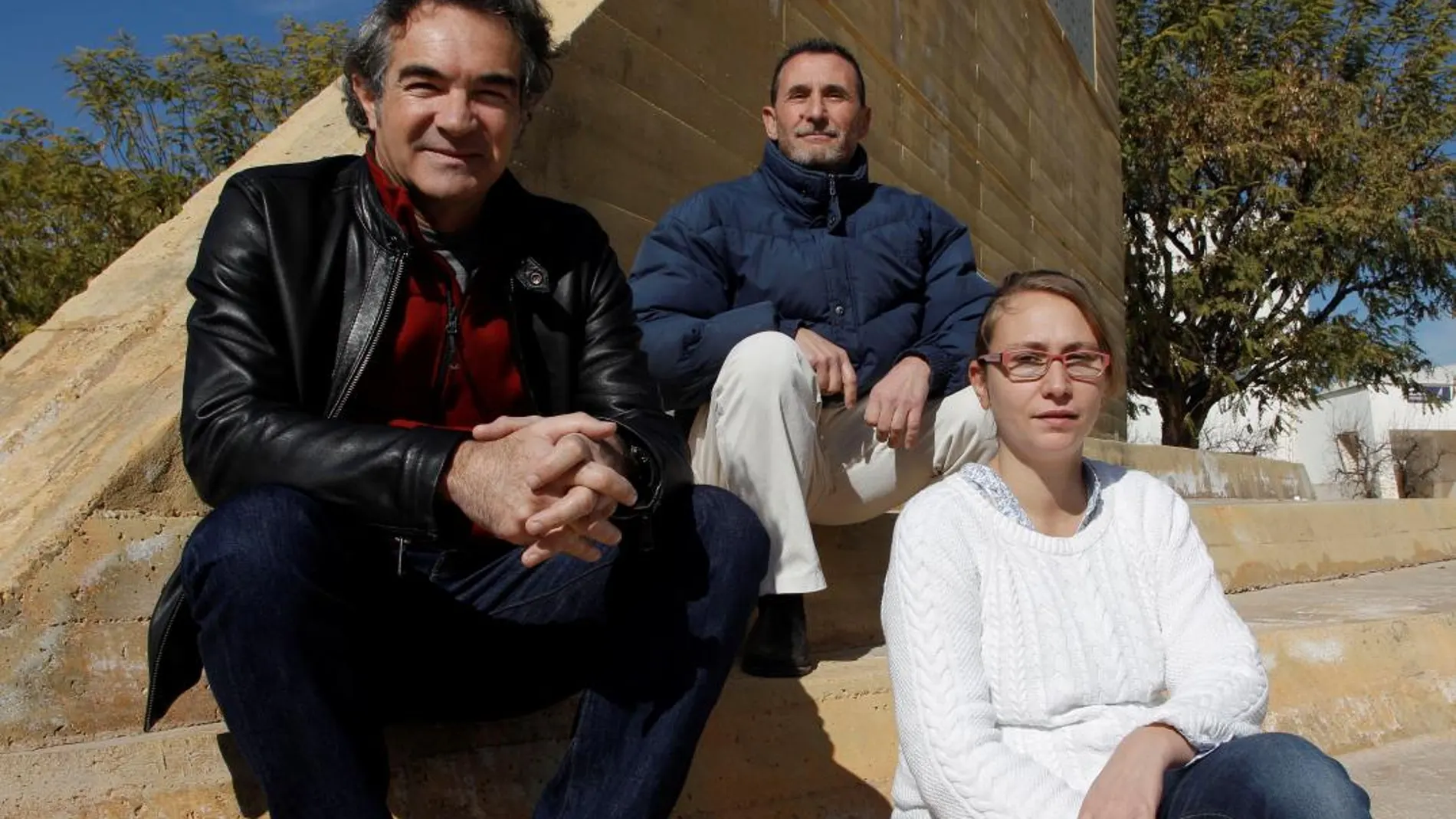Los profesores de la Universidad de Alicante José Miguel Torrejón (c), María Martínez Chicharro y José Joaquín Rodes, junto al reloj solar de la Escuela Politécnica Superior de la UA