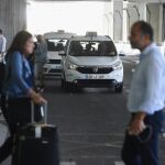 Viajeros a su llegada al aeropuerto de Barajas