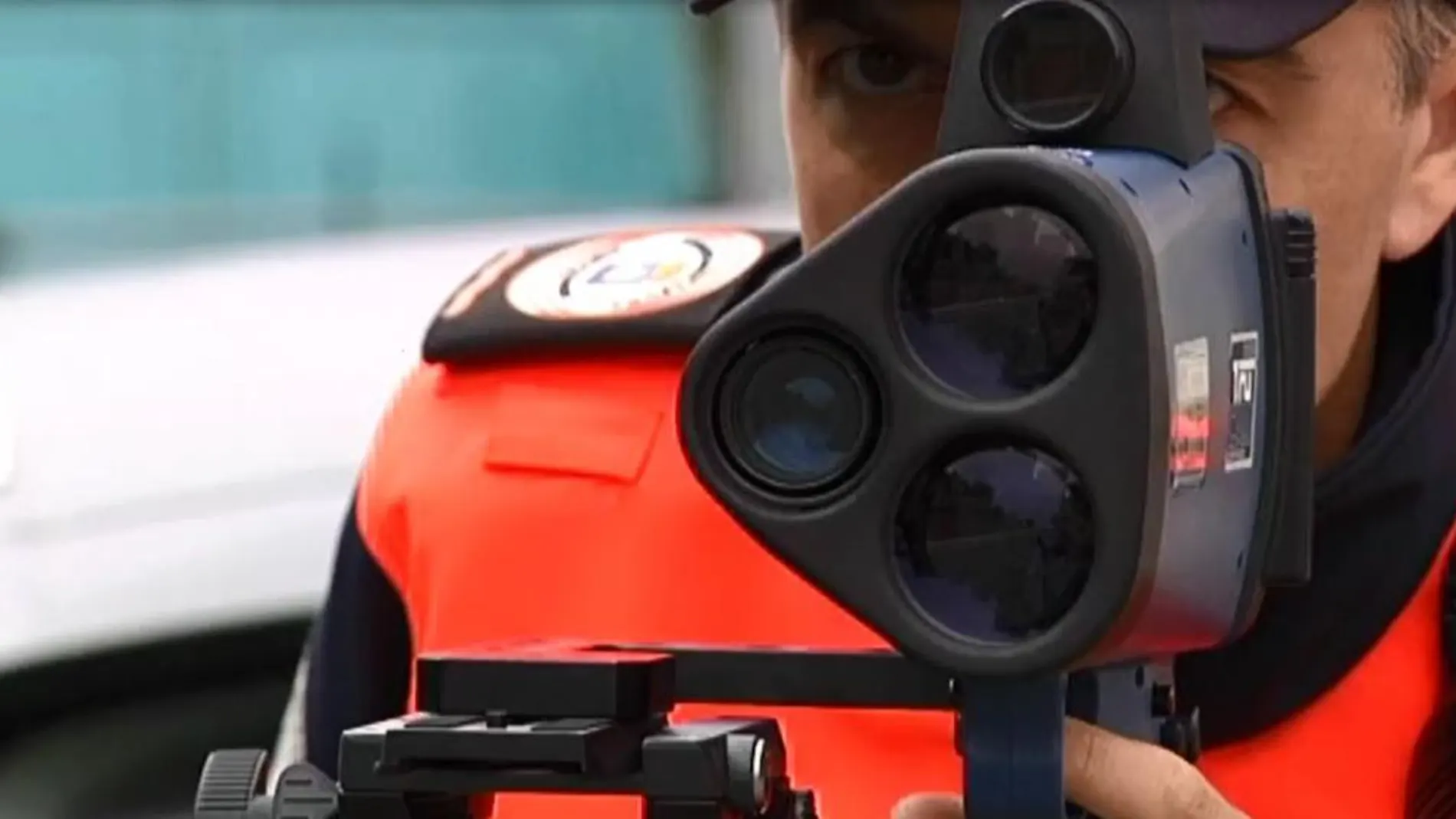 Un radar pistola para cazar a los conductores que excedan los límites de velocidad
