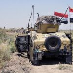 Soldados del Ejército iraquí toman posiciones en las inmediaciones del suroeste de Faluya.