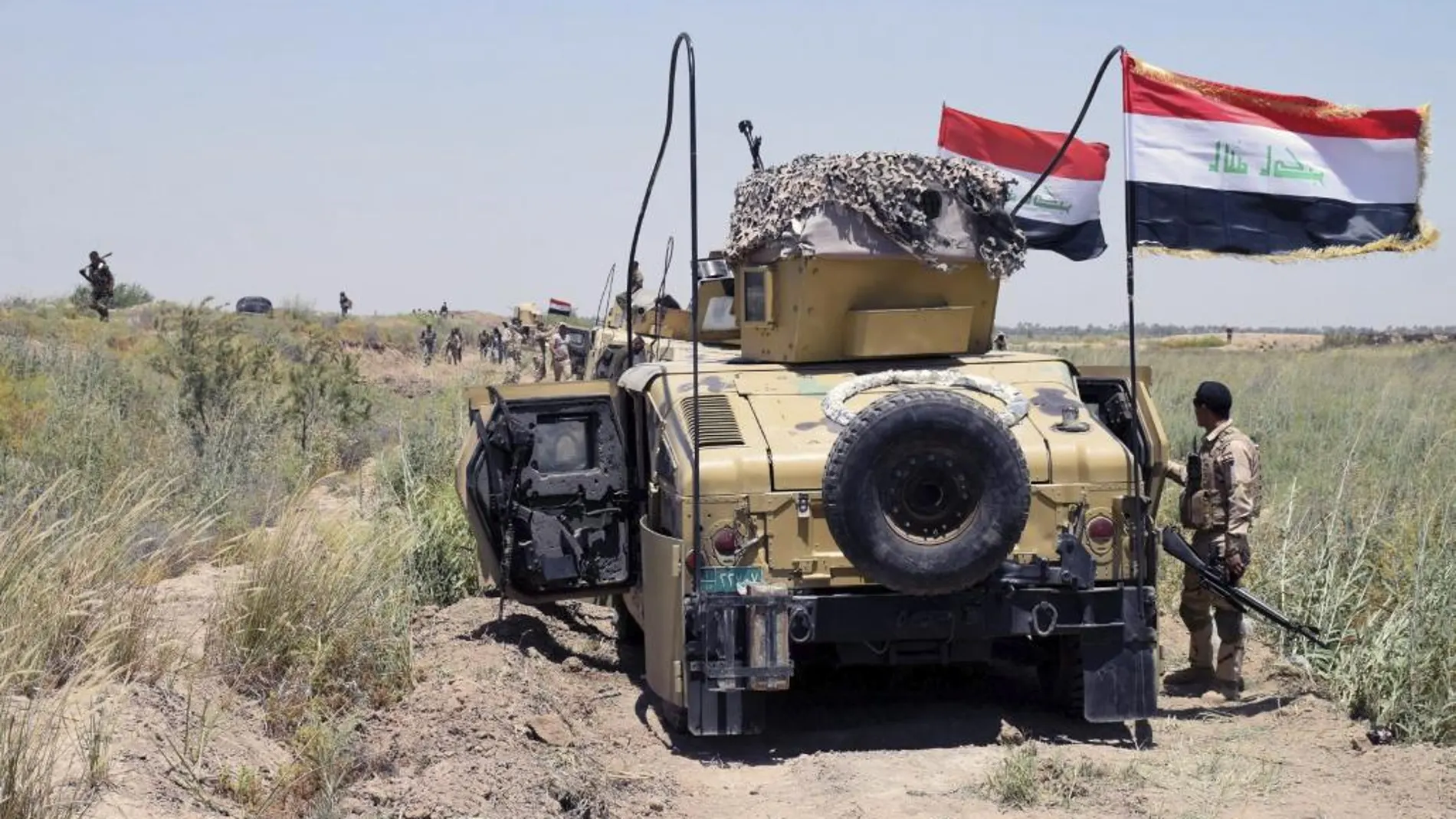 Soldados del Ejército iraquí toman posiciones en las inmediaciones del suroeste de Faluya.