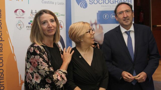 La consejera de Familia e Igualdad de Oportunidades, Alicia García; la presidenta de COCEMFE Castilla y León, María Jesus Delgado; el alcalde de la ciudad, Alfonso Polanco, en el acto de presentación de la campaña de sensibilización sobre discapacidad 'Nuestro compromiso con las personas', organizado por Cocemfe Castilla y León