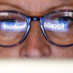 Una mujer consultando su Facebook / Reuters