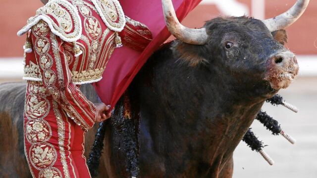 Manoletinas de Sebastián Castella en el primer toro de su lote
