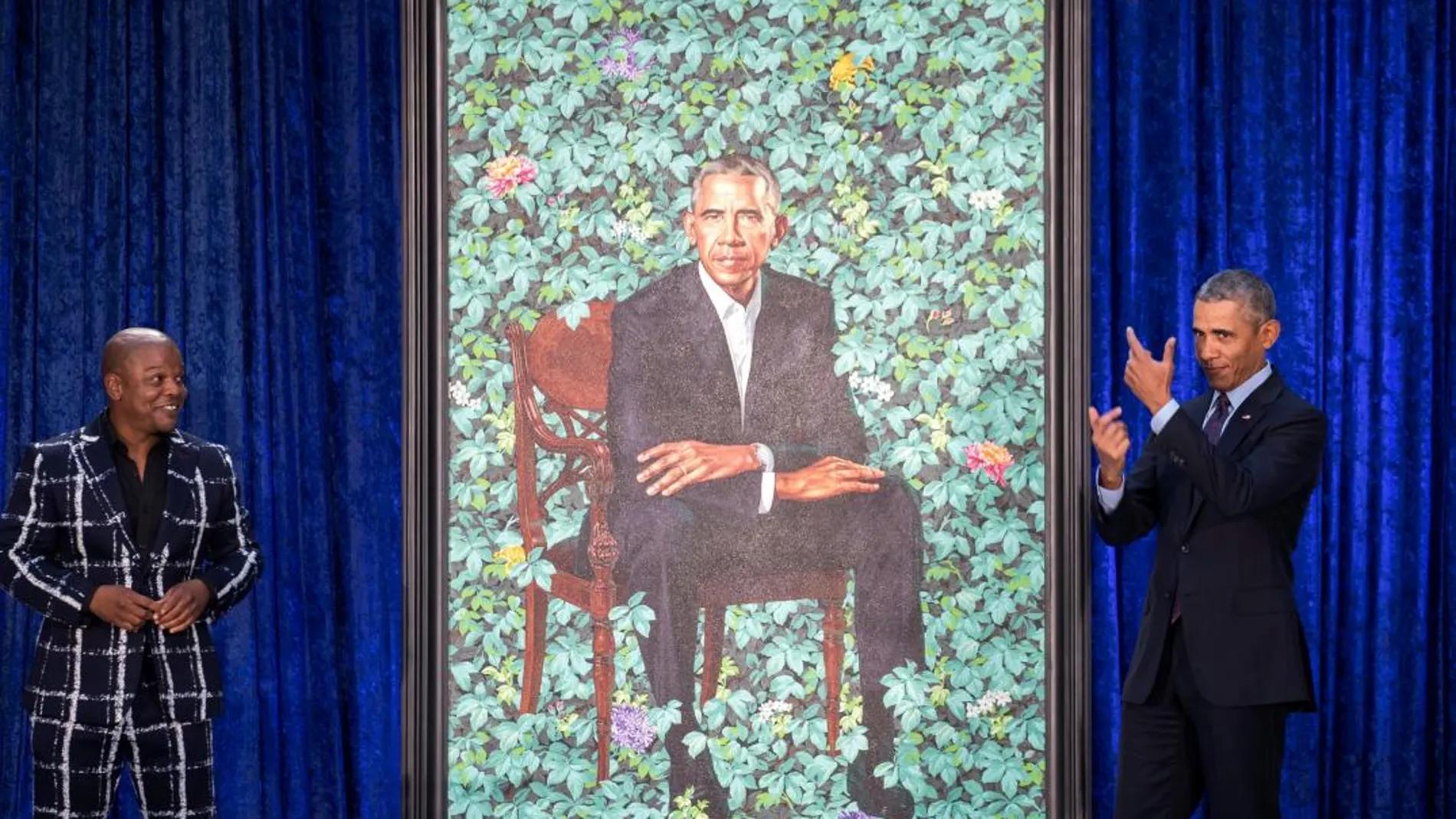 El expresidente estadounidense, Barack Obama gesticula junto al pintor Kehinde Wiley durante la presentación del retrato