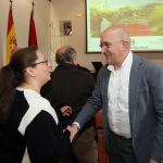Jesús Julio Carnero saluda a una de las alcaldesas del Camino de Santiago