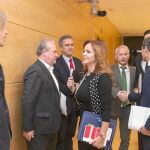 La presidenta de las Cortes, Silvia Clmente, saluda a los miembros de la comisión de investigación