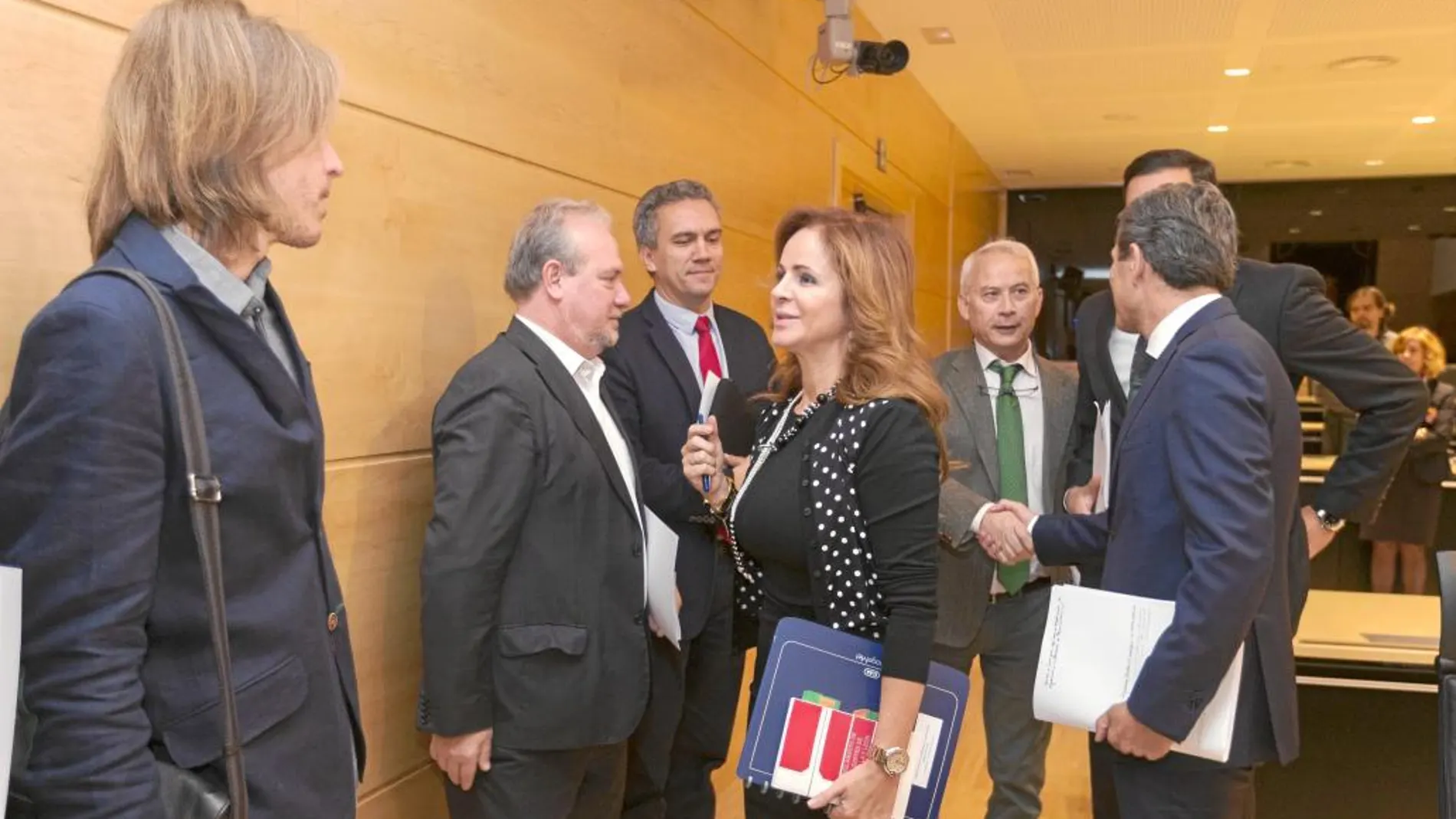 La presidenta de las Cortes, Silvia Clmente, saluda a los miembros de la comisión de investigación