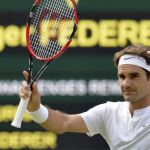 Federer celebra su victoria ante Murray durante el partido de semifinal del torneo de Wimbledon.