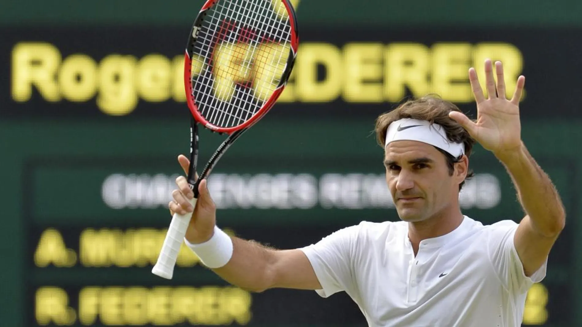 Federer celebra su victoria ante Murray durante el partido de semifinal del torneo de Wimbledon.