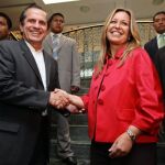 - La ministra española de Asuntos Exteriores, Trinidad Jiménez (d), saluda a su homólogo ecuatoriano, Ricardo Patiño (i), hoy, miércoles 10 de noviembre de 2010, en Quito (Ecuador), a su llegada a la Cancillería en Quito