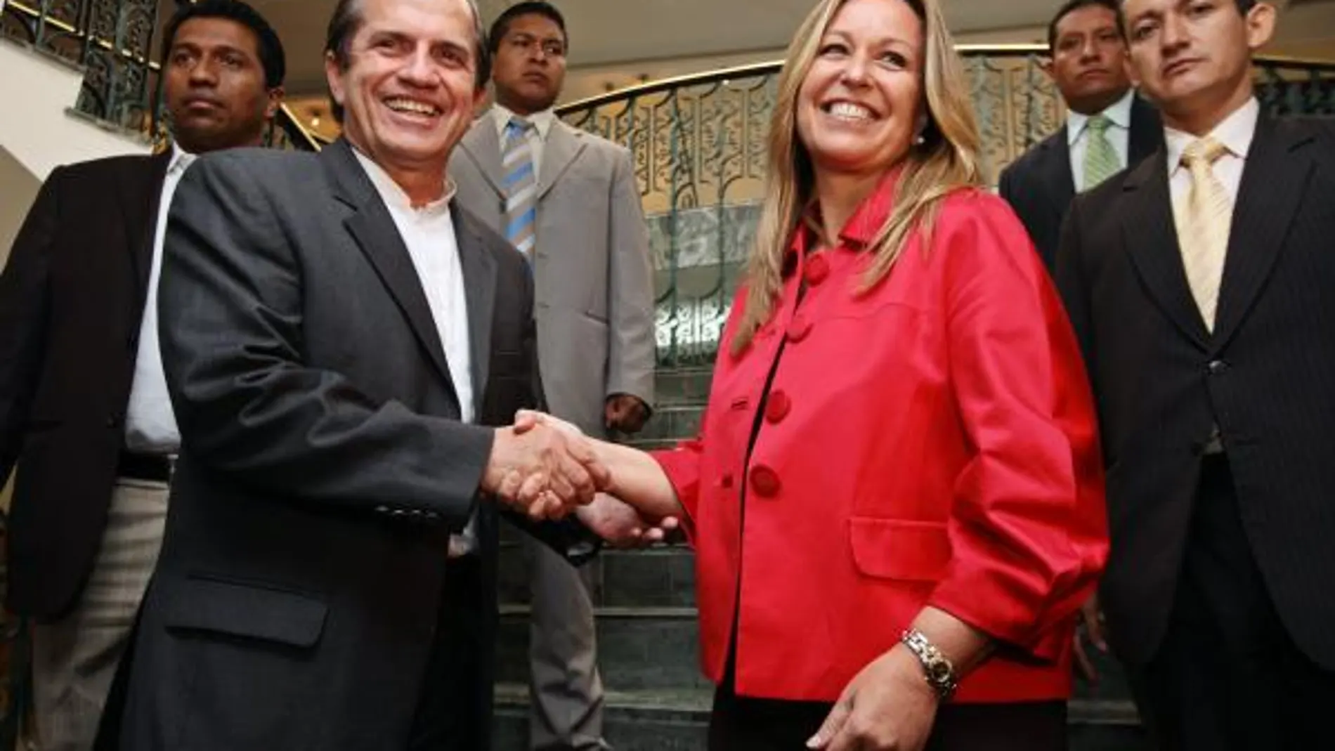 - La ministra española de Asuntos Exteriores, Trinidad Jiménez (d), saluda a su homólogo ecuatoriano, Ricardo Patiño (i), hoy, miércoles 10 de noviembre de 2010, en Quito (Ecuador), a su llegada a la Cancillería en Quito