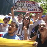 Simpatizantes de la oposición protestan frente a la Corte Segunda Administrativa del Tribunal Supremo de Justicia en Caracas