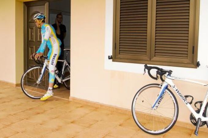 CONTADOR sale del hotel de Fuerteventura donde se encuentra concentrado con su nuevo equipo, el Saxo Bank