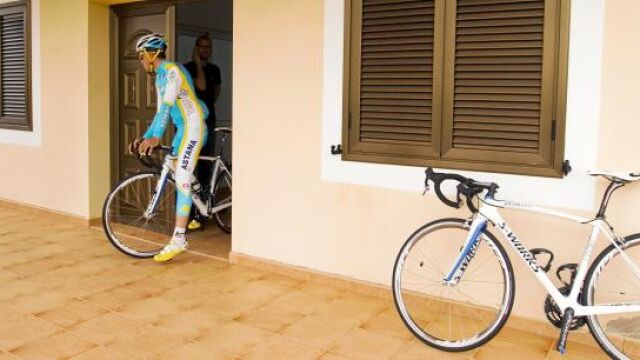 CONTADOR sale del hotel de Fuerteventura donde se encuentra concentrado con su nuevo equipo, el Saxo Bank