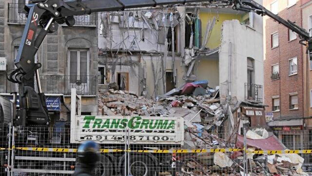 Una grúa junto al edificio semiderruido situado en la confluencia de las calles Bravo Murillo y Amalia, en el distrito de Tetuán