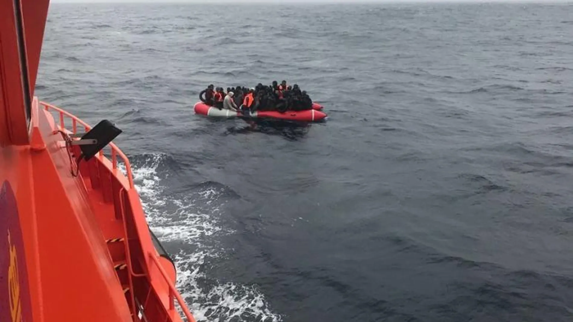 Una embarcación se mantiene a flote a la espera de ser auxiliada / Foto: Salvamento Marítimo