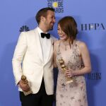Ryan Gosling y Emma Stone posan con sus galardones.