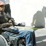 Miwa, de 41 años, acudió al primer día del juicio en silla de ruedas y acompañado por su mujer
