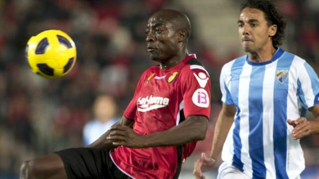 El mallorquinista Webo trata de controlar un balón en el encuentro de hoy