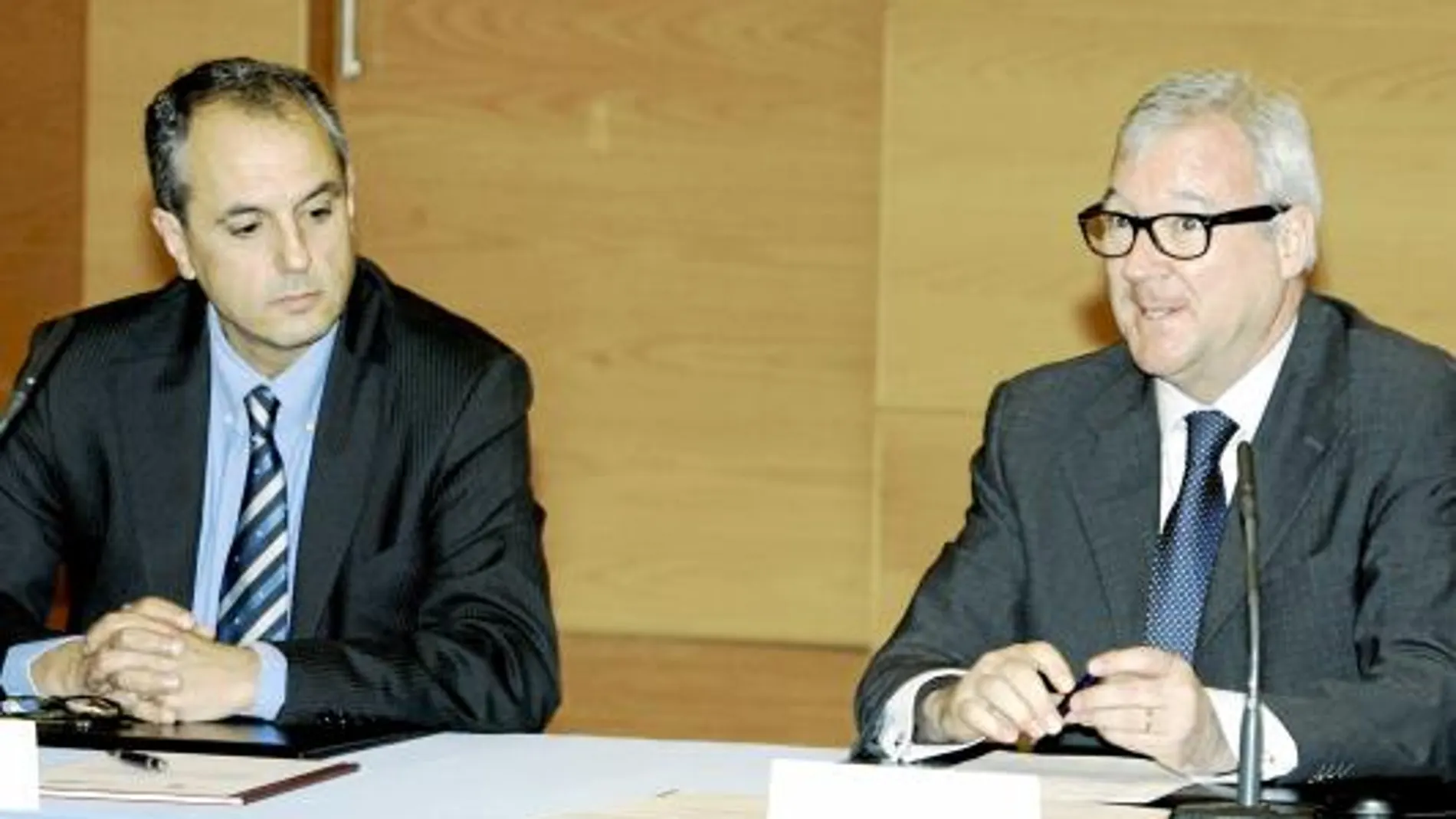 Ramón Luis Valcárcel criticó, junto a José Antonio de Paz, las formas en las que aprobaron los recortes