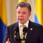Fotografía cedida por la Presidencia de Colombia que muestra al mandatario Juan Manuel Santos durante una declaración