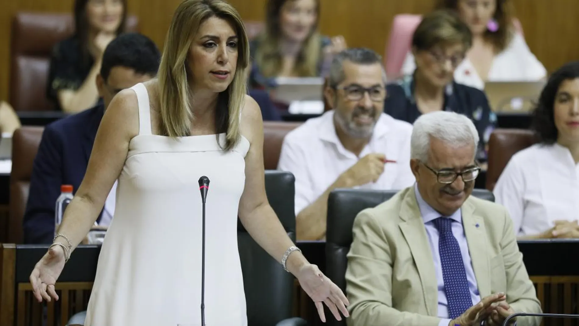 La presidenta de la Junta, Susana Díaz, trasladó ayer a sus señorías en el Parlamento que con el Gobierno central del PSOE «se abre una ventana de oportunidad» y que confía en que éste tenga mayor «sensibilidad» con la región de la que tuvo Rajoy (Foto: Efe)