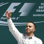 Lewis Hamilton celebra su triunfo en el podio de Silverstone