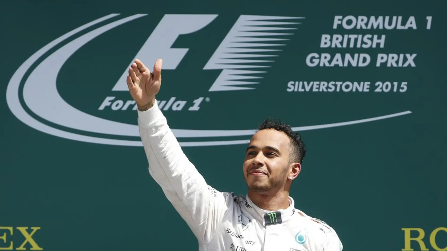 Lewis Hamilton celebra su triunfo en el podio de Silverstone