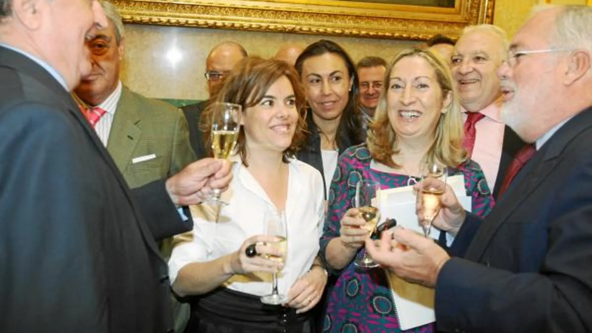 Sáenz de Santamaría celebró ayer su cumpleaños en el Congreso