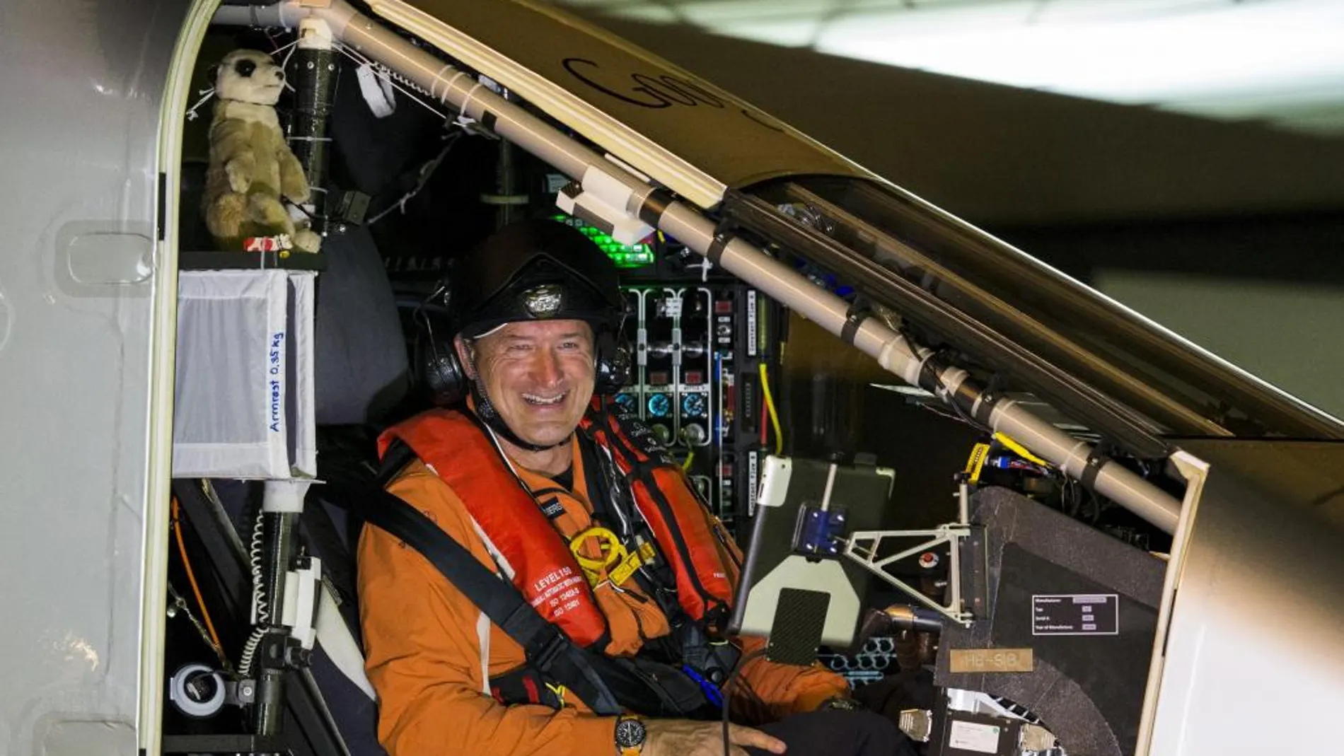 El piloto suizo André Borschberg en el Solar Impulse II