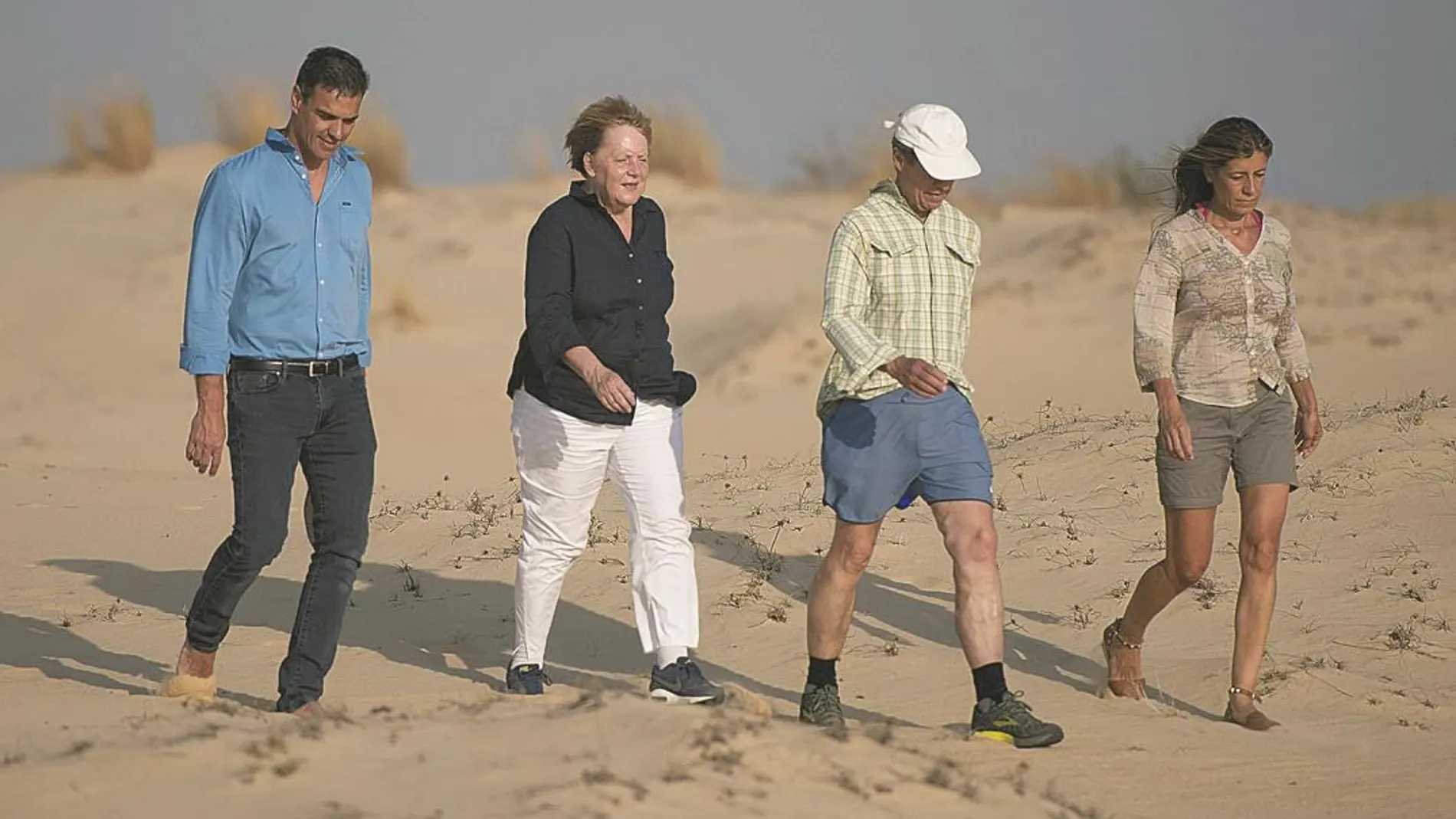 El presidente Pedro Sánchez y su mujer, Begoña Gómez, pasearon por Doñana (Huelva) junto con la canciller alemana, Angela Merkel y su marido, Joachim Sauer, durante las vacaciones de 2019