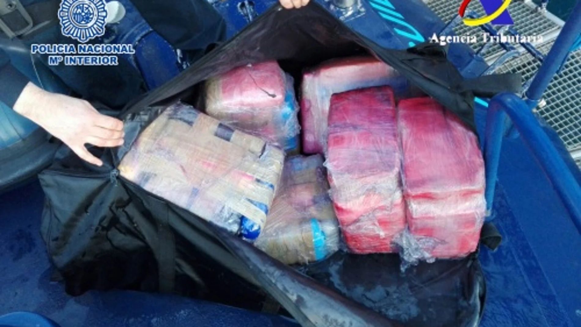 Aprehendidos 380 kilos de cocaína ocultos bajo la línea de flotación de un buque en Algeciras