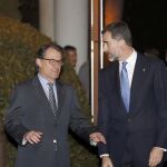 El Rey conversa con Artur Mas, a su llegada a la cena de bienvenida a los asistentes al Congreso Mundial de Móviles.