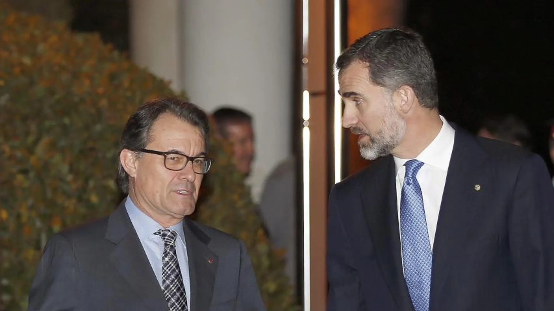 El Rey conversa con Artur Mas, a su llegada a la cena de bienvenida a los asistentes al Congreso Mundial de Móviles.