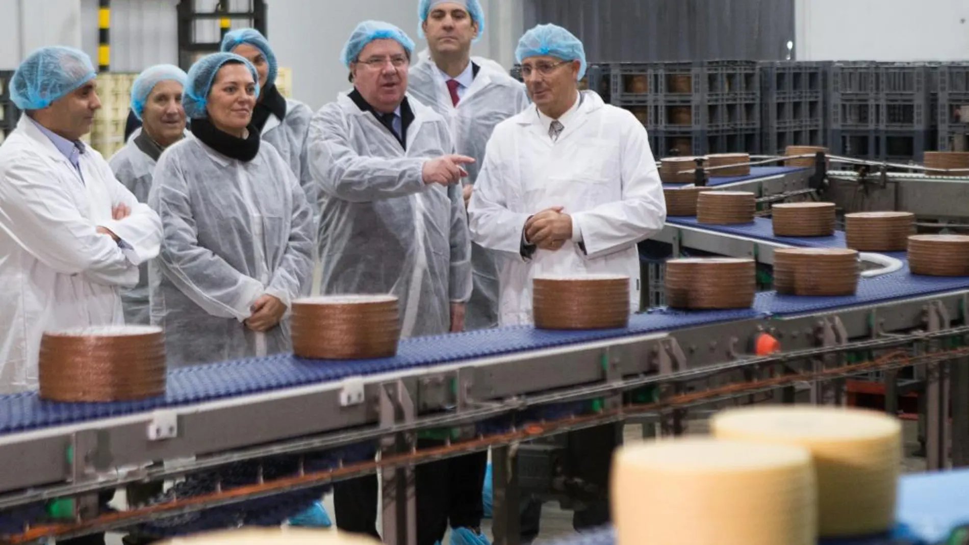 El presidente de la Junta, Juan Vicente Herrera, acompañado por la consejera de Agricultura y Ganadería, Milagros Marcos, y otras autoridades durante su visita a la fábrica de Quesos El Pastor, en Zamora