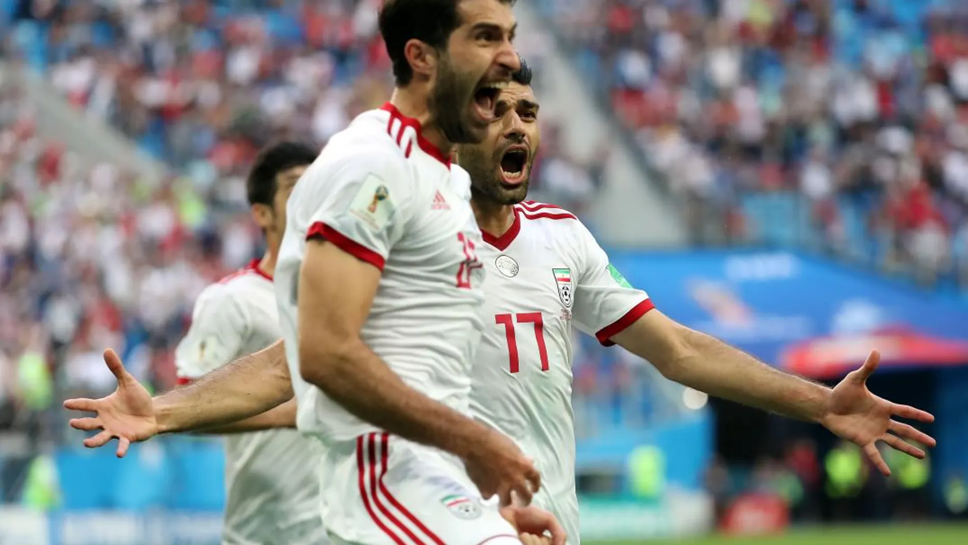 Karim Ansarifard y Vahid Amiri celebran el gol que daba la victoria a Irán. Efe