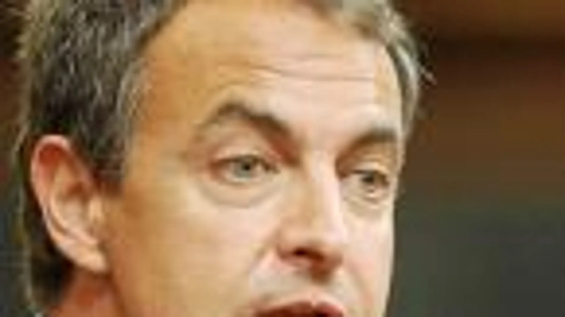 Zapatero se dirige a Rajoy durante su réplica al líder de la oposición