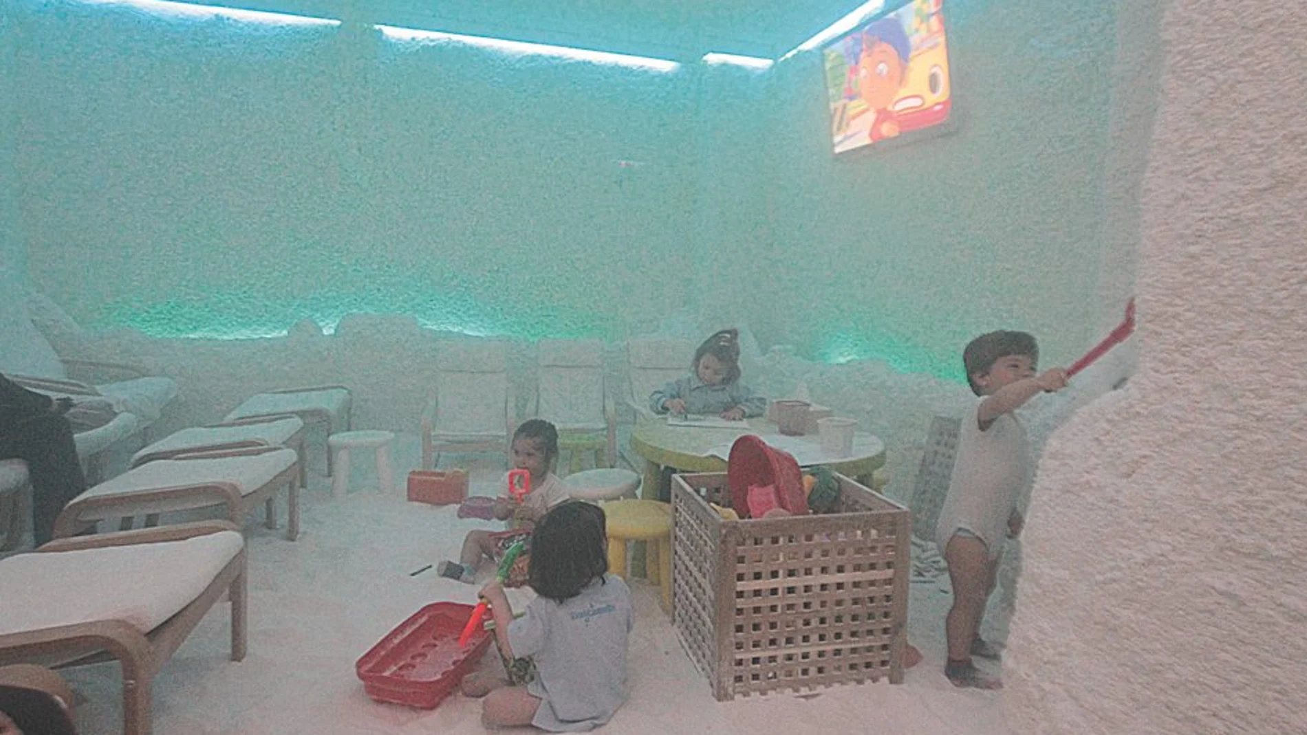 Los niños, que acceden a las salas con un adulto, juegan con la sal de las cuevas como si estuvieran en la playa con cubos y palas