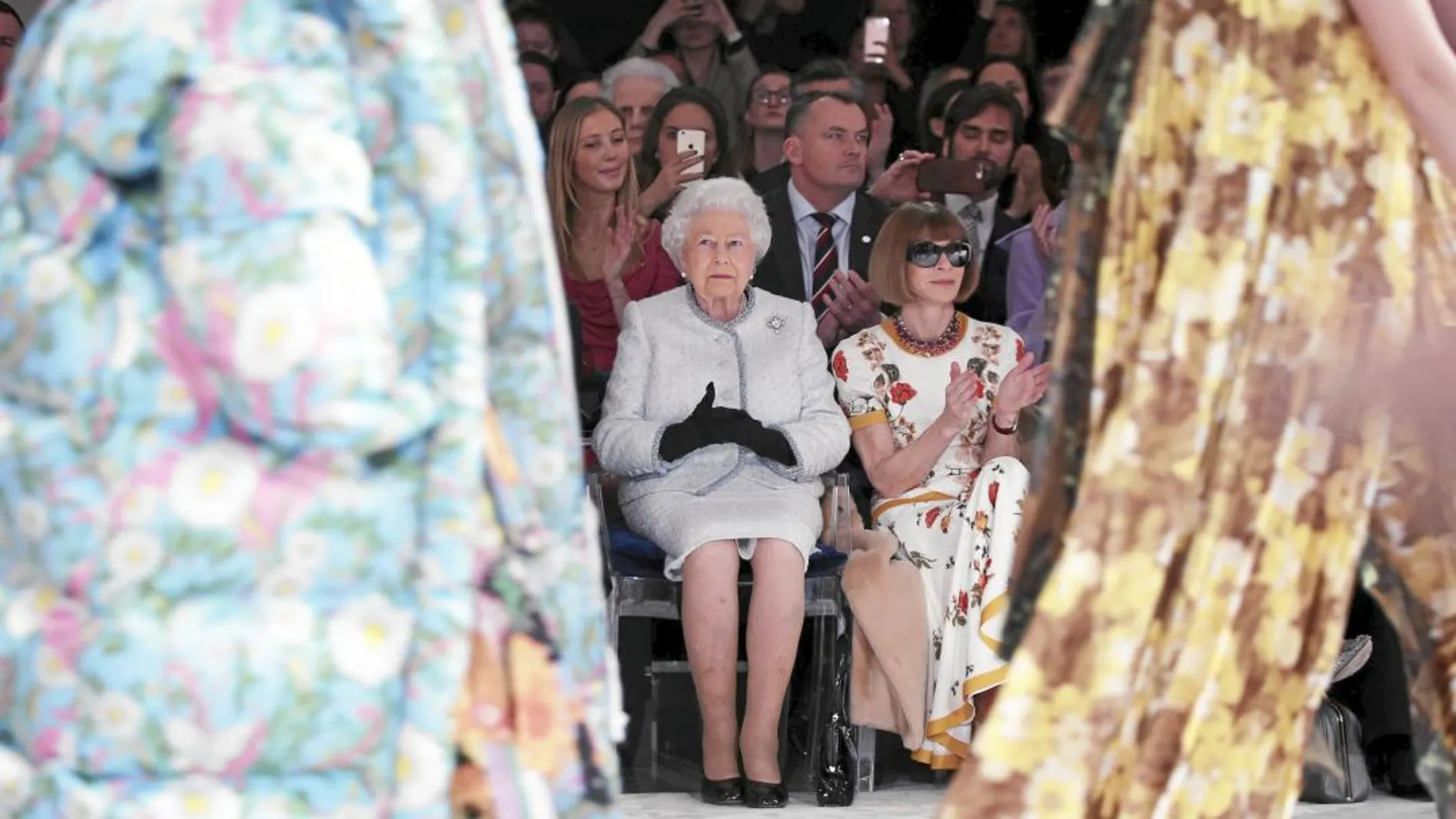 La reina Isabel junto a Anna Wintour, ayer, en el «front row» de Richar Quinn