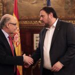 Cristóbal Montoro recibe a Oriol Junqueras para analizar la situación financiera que atraviesa Cataluña, hoy en la sede del Ministerio en Madrid.