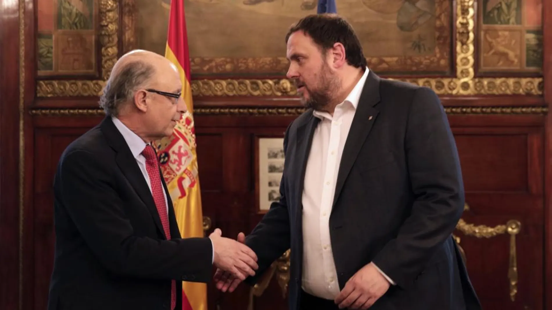 Cristóbal Montoro recibe a Oriol Junqueras para analizar la situación financiera que atraviesa Cataluña, hoy en la sede del Ministerio en Madrid.