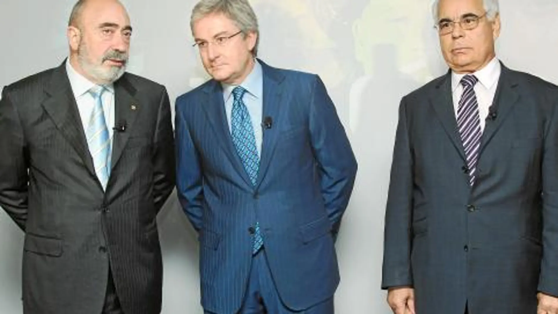 José María Arribas junto a los presidentes de Caja Navarra y Caja Canarias