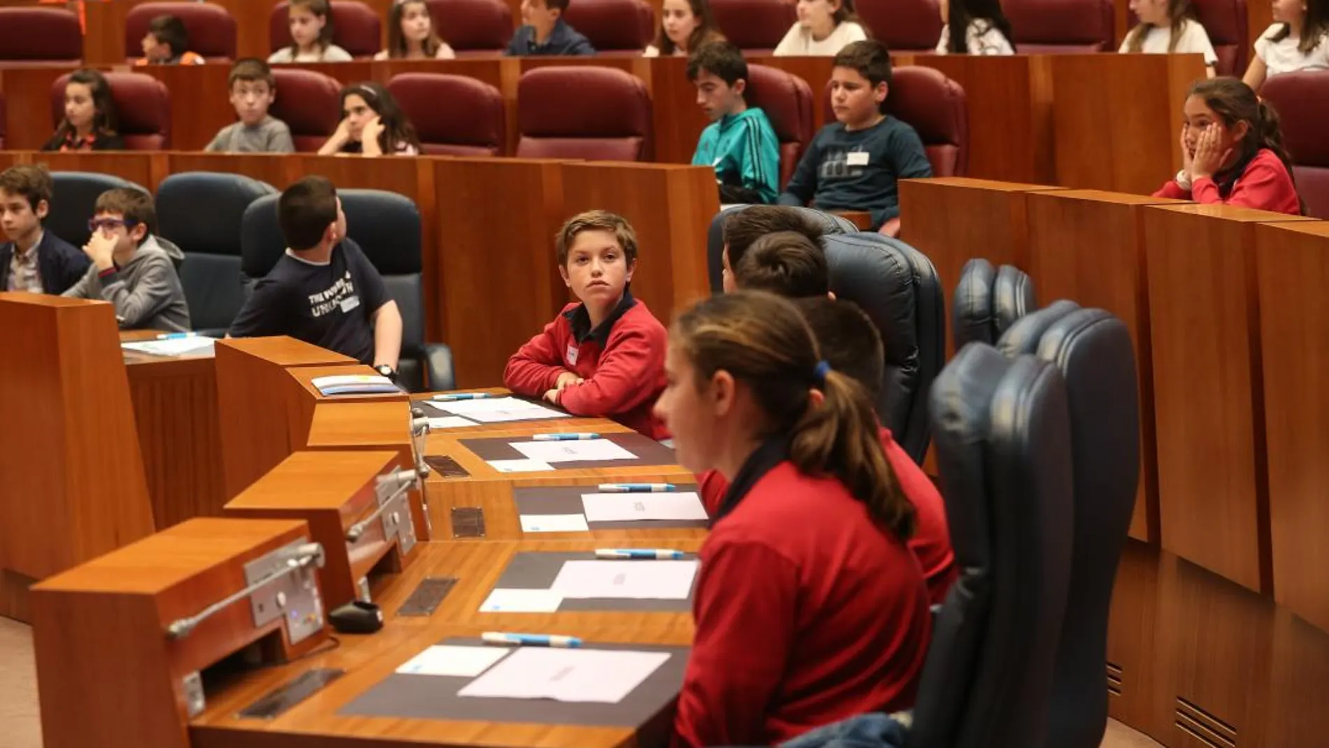 Un instante de la sesión plenaria que versó sobre la confianza en la que participaron un centenar de alumnos de Primaria de la Comunidad