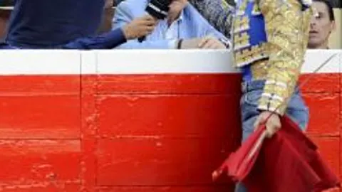 Rafaelillo brinda el toro a Llorente