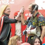 La actriz Pilar Soto saluda a Jesús Poveda, presidente de Provida Madrid, al final de su intervención
