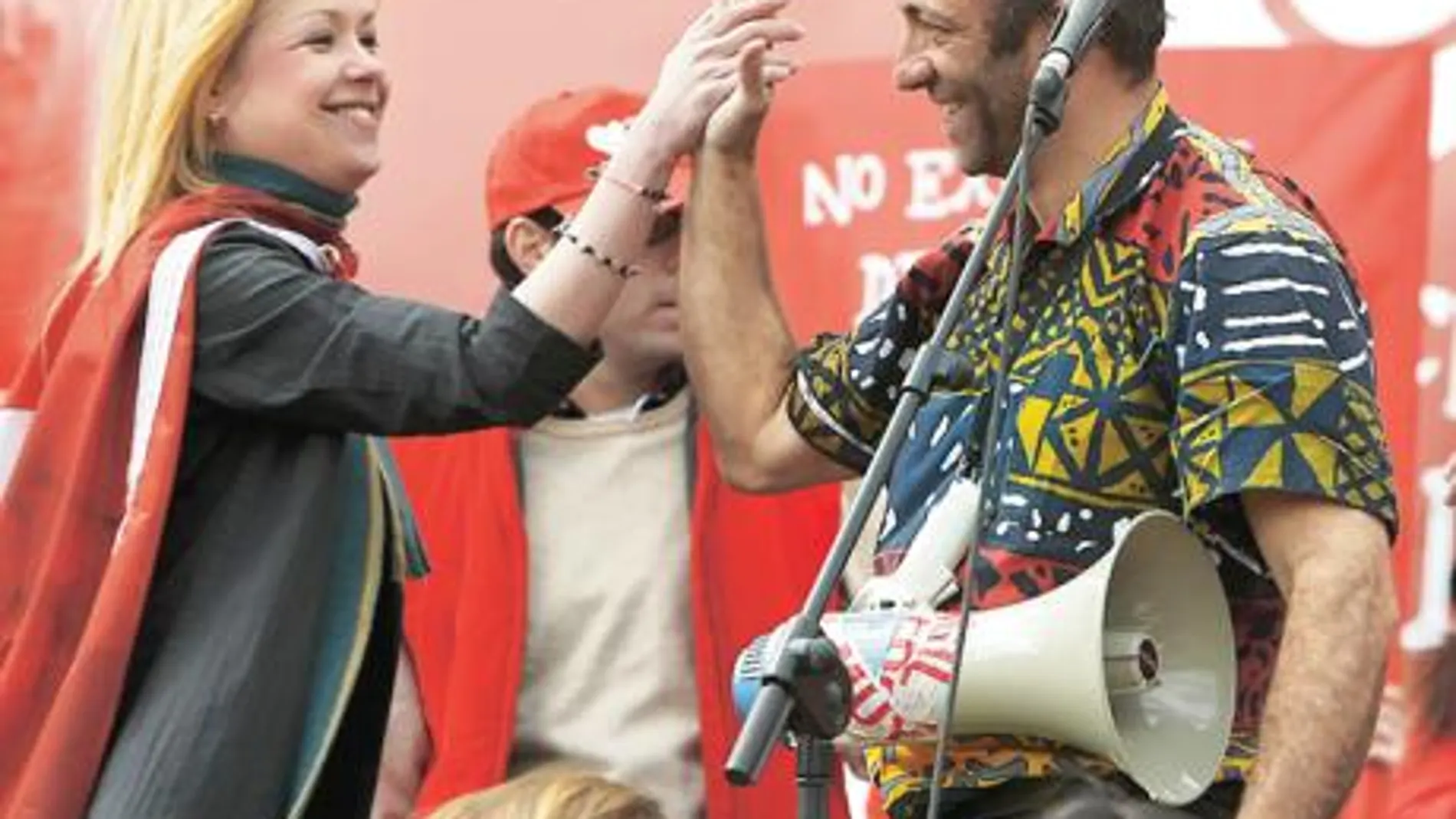 La actriz Pilar Soto saluda a Jesús Poveda, presidente de Provida Madrid, al final de su intervención
