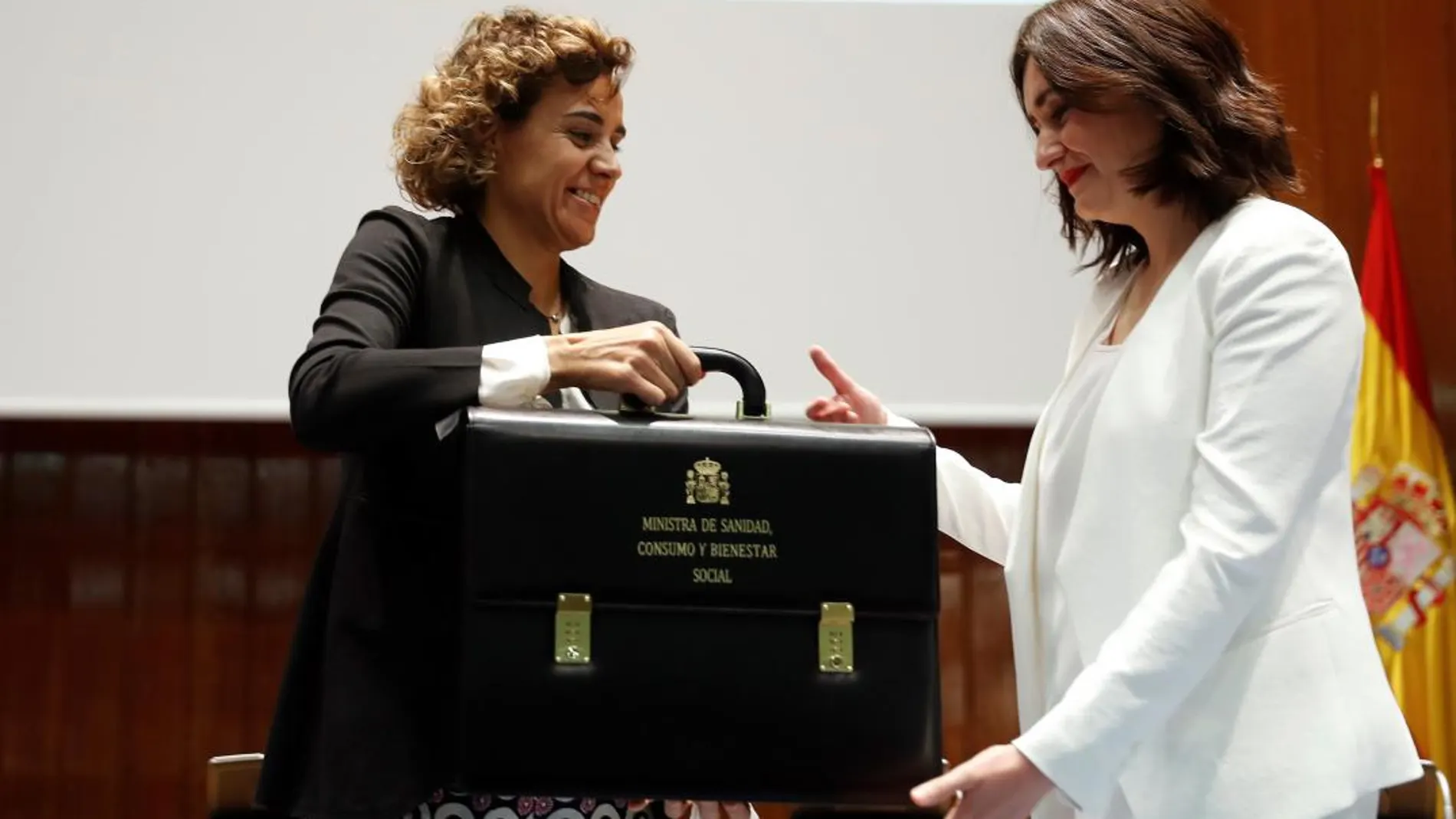La nueva ministra de Sanidad, Consumo y Bienestar Social, Carmen Montón, recibe la cartera de la que es titular de manos de su antecesora en el cargo, Dolors Montserrat/Efe