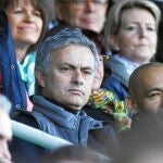Mourinho, junto a su colaborador José Morais, estuvo ayer viendo a su rival de semifinales. Acudió al Trolli Arena y presenció la victoria por 1-6 del Borussia frente al Fürth